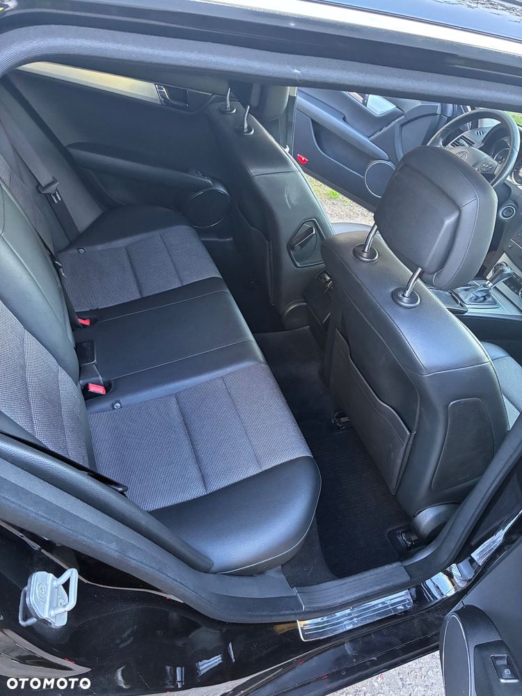 Mercedes-Benz Klasa C 180 CGI Automatik BlueEFFICIENCY Elegance - 14
