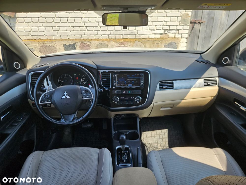 Mitsubishi Outlander 2.2 DI-D Intense + SDA 4WD - 17