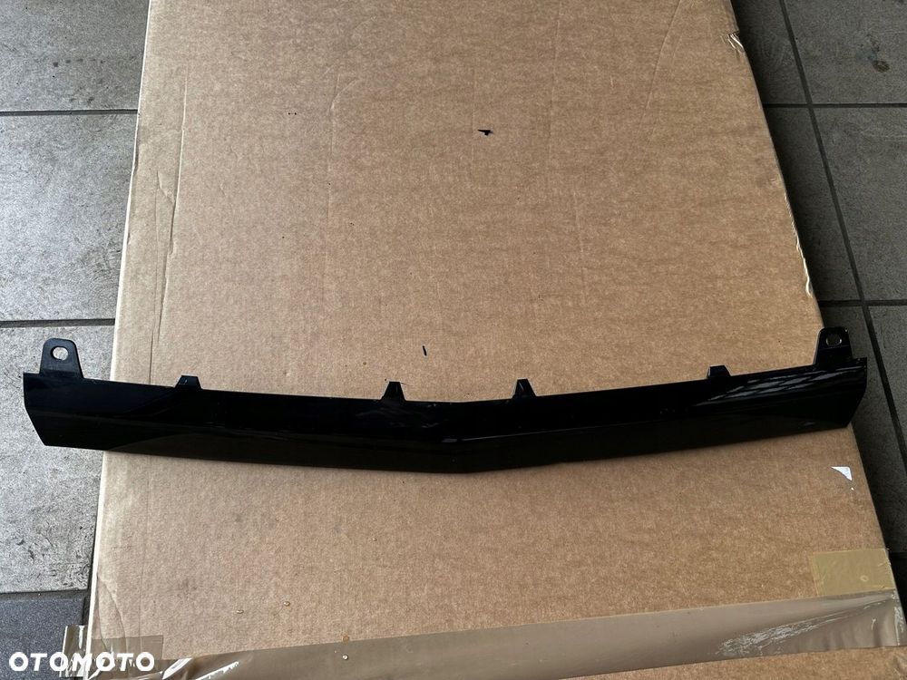 MERCEDES 205 C-KLASA AMG ŚRODKOWA LISTWA ZDERZAKA A2058851574 - 1