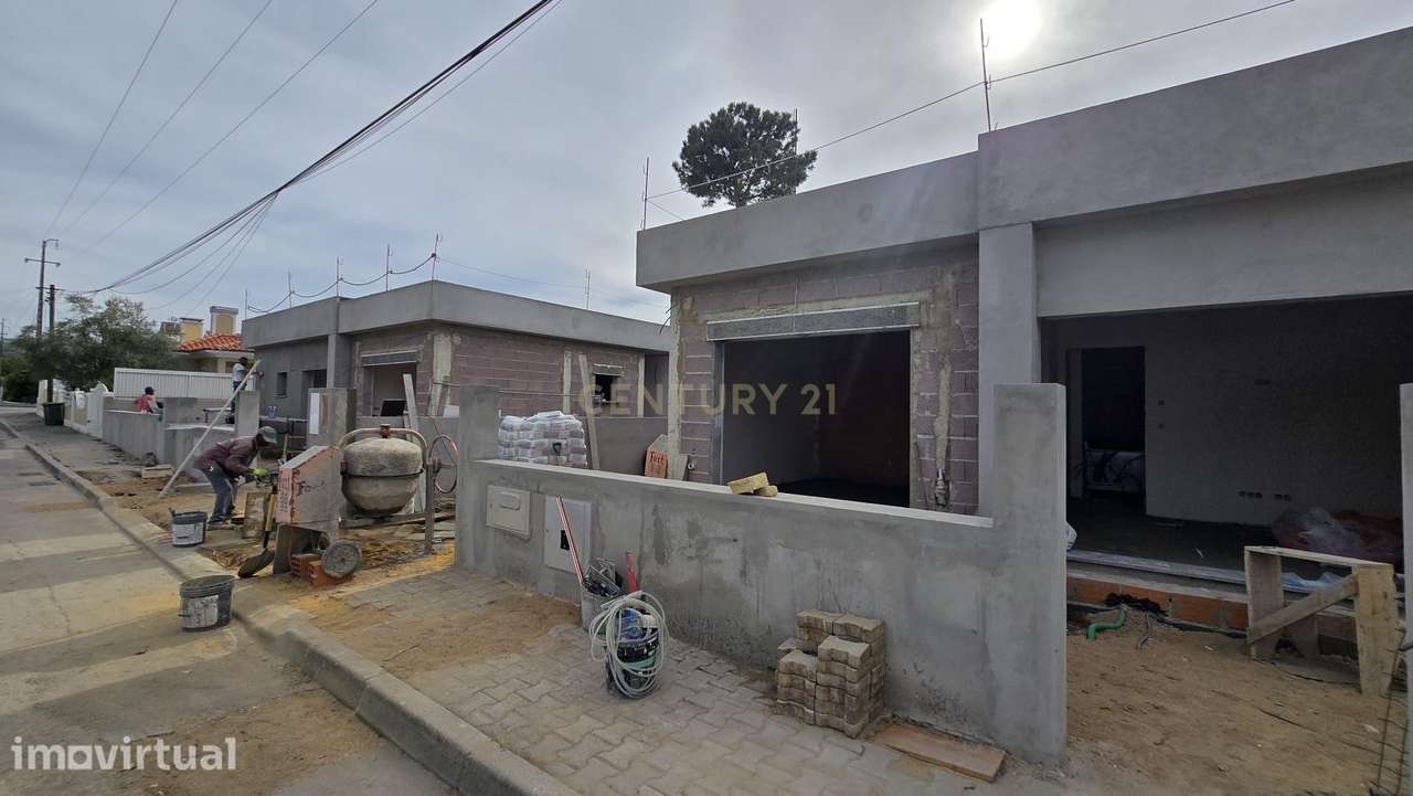 MORADIA T3 TÉRREA COM PISCINA E VISTA DE SERRA EM AZEITÃO