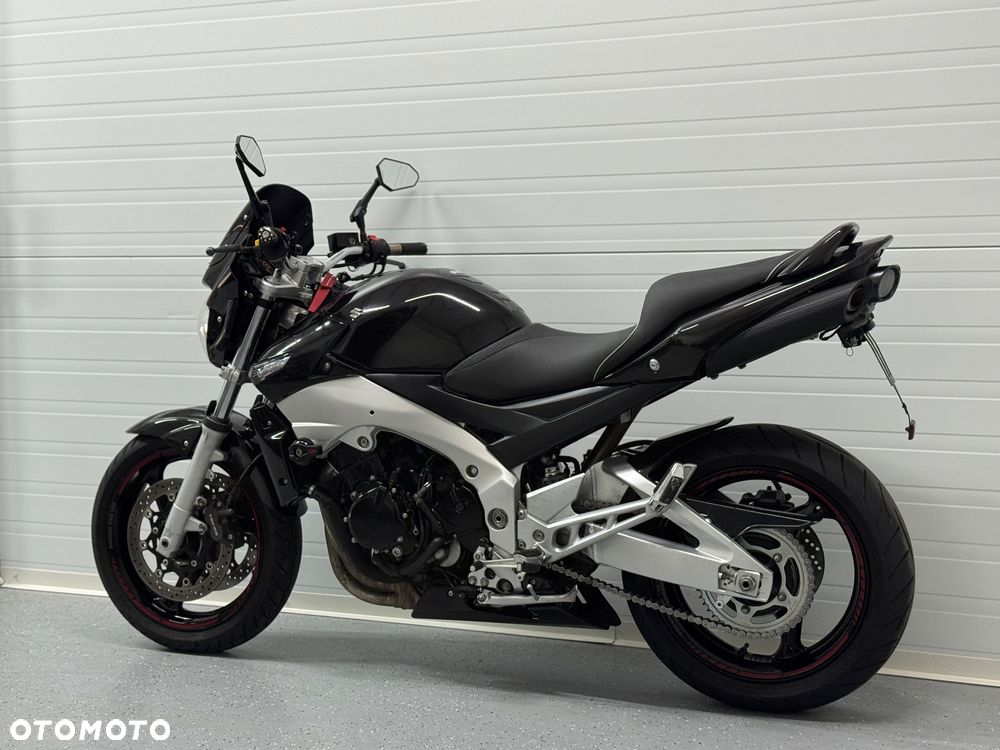 Suzuki GSR - 14