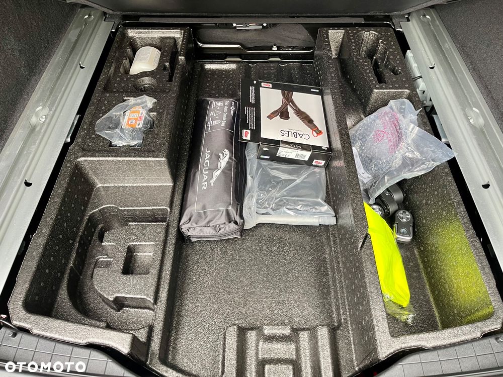 Jaguar F-Pace 25t AWD Portfolio - 36