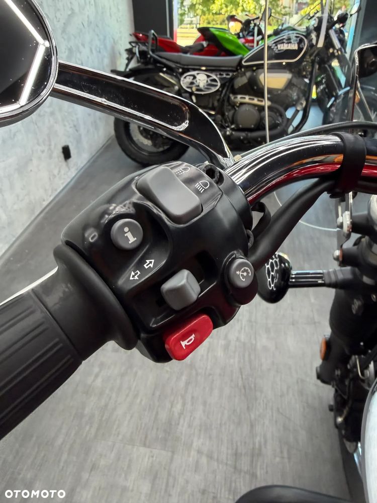 Triumph Bonneville - 18
