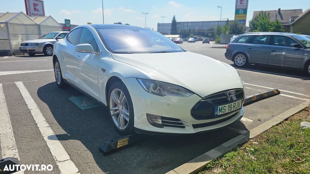 Tesla Model S - 4
