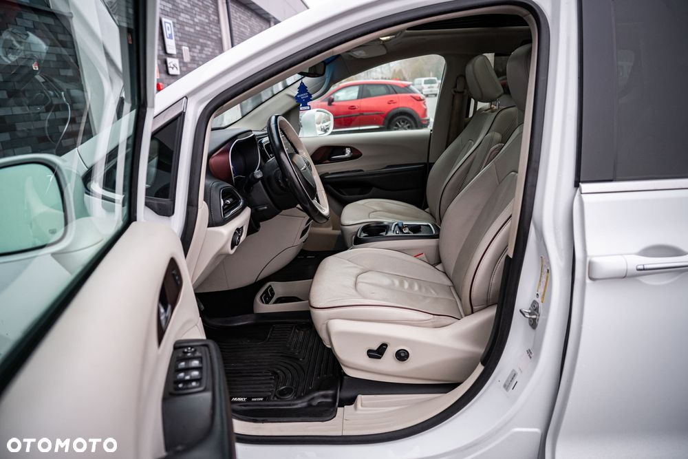 Chrysler Pacifica - 12