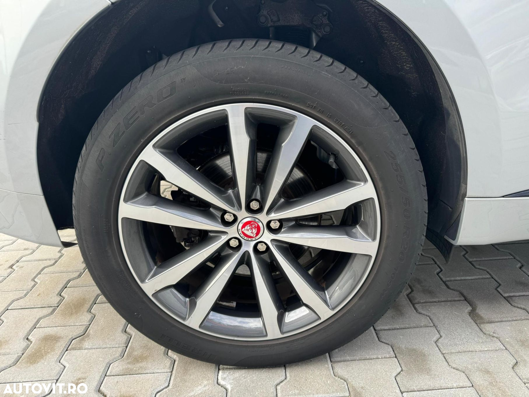 Jaguar F-Pace P400e AWD R-Dynamic SE - 36