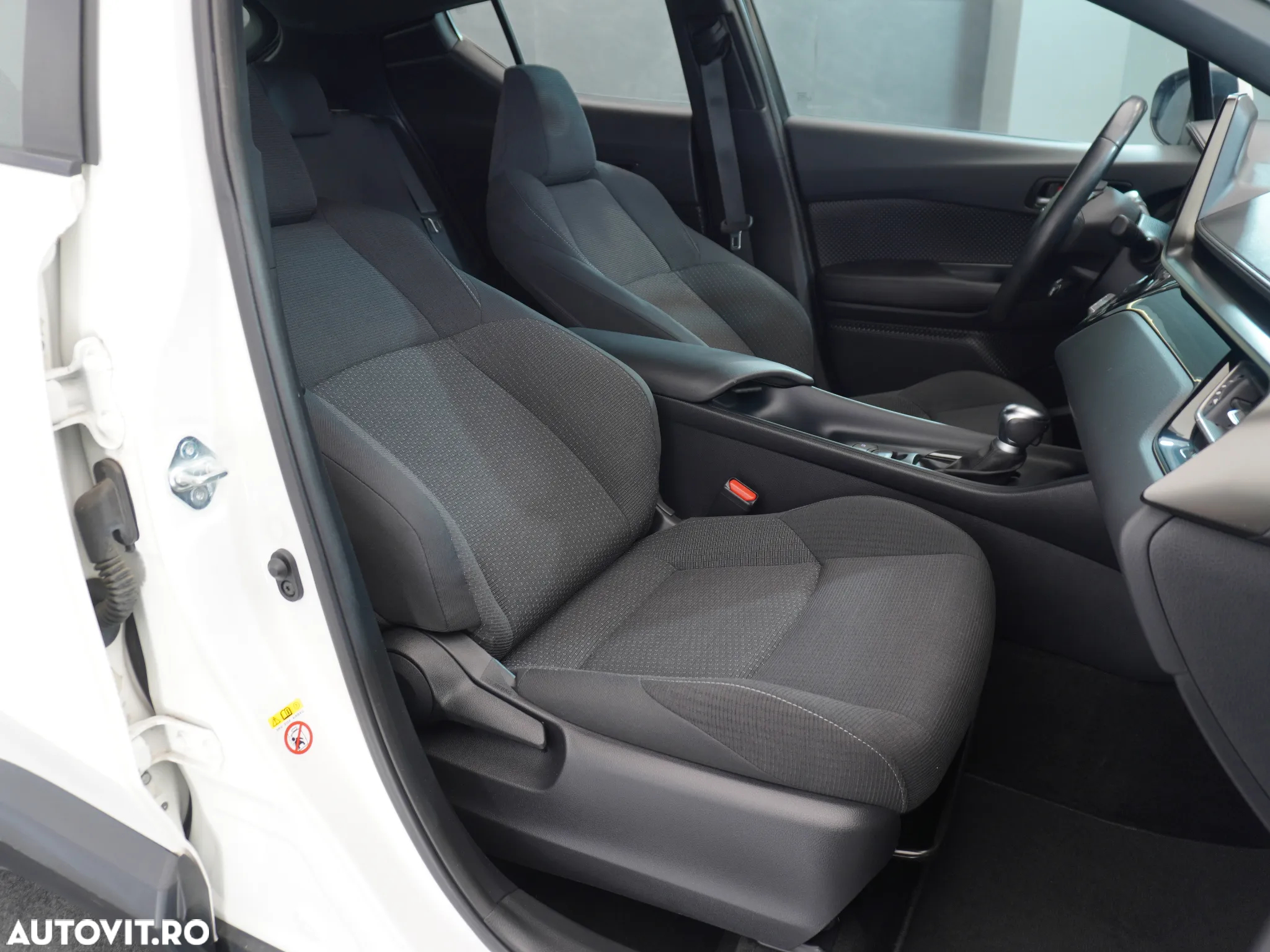 Toyota C-HR 1.8 HSD 4x2 CVT C-ult LED - 8
