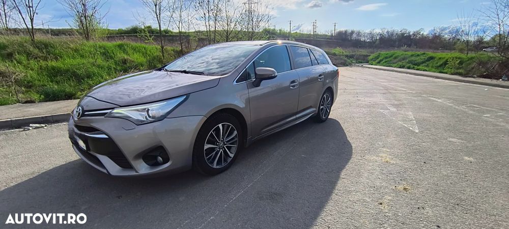 Toyota Avensis 1.6 D-4D Executive Terracotta - 1