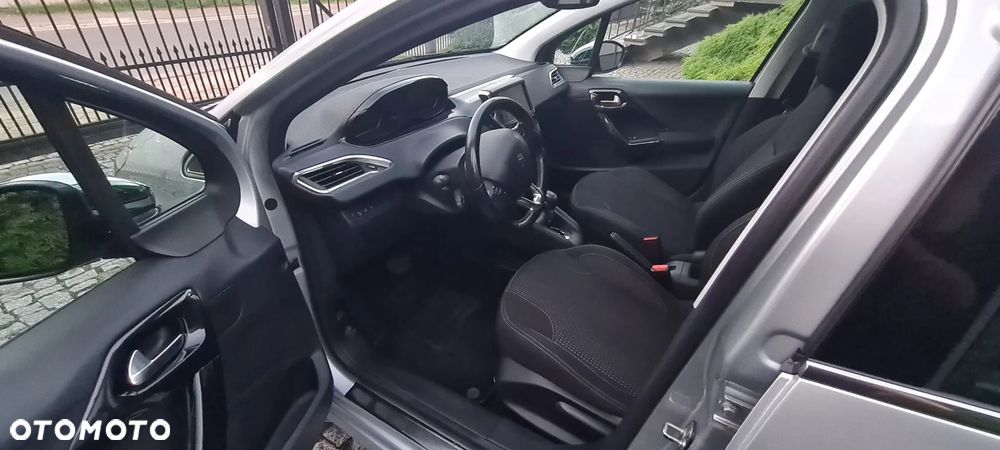 Peugeot 208 1.2 PureTech GPF Signature S&S EAT6 - 11