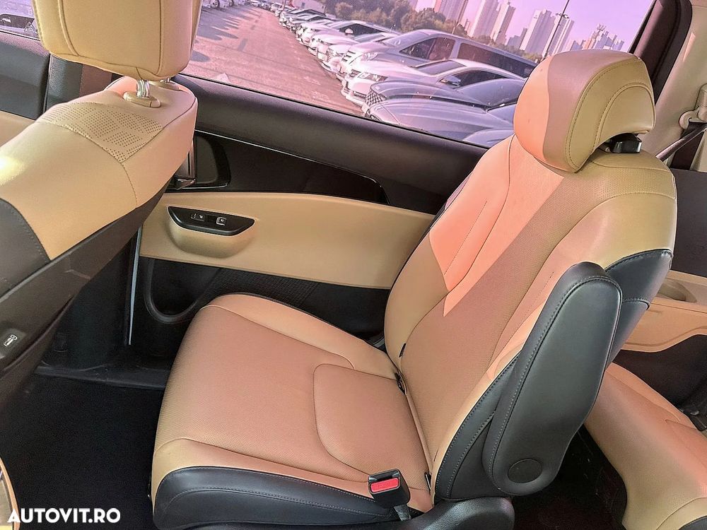 Kia Carnival - 35