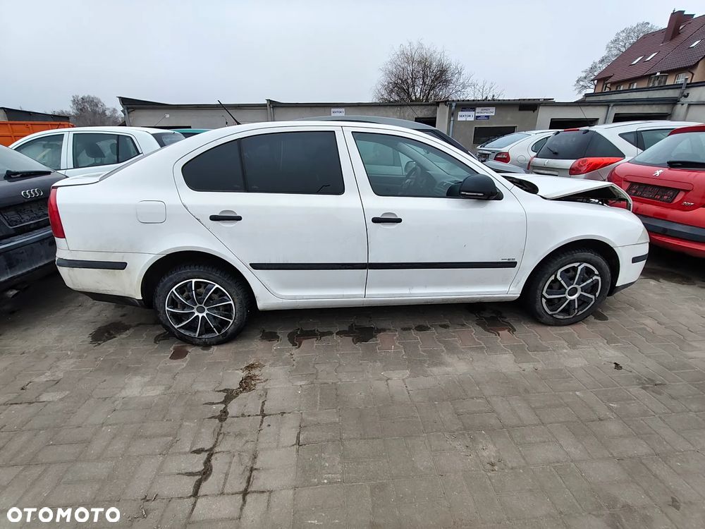 Skoda Octavia 2 II lift 2012 1,6 P 2006 r. 2,0 D na części podsufitka drzwi szyby lusterko zamek lampa itp - 19