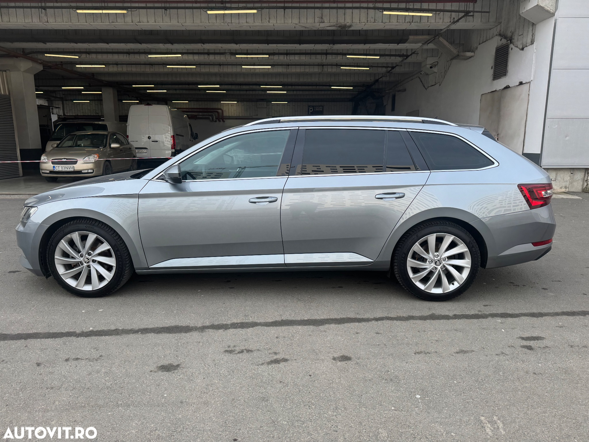 Skoda Superb Combi 2.0 TDI DSG Premium Edition - 9