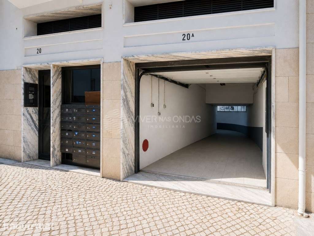 Ampla Garagem Box na Costa da Caparica.