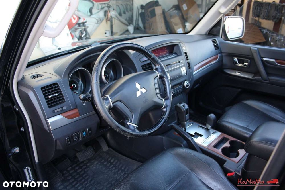 Mitsubishi Pajero - 25