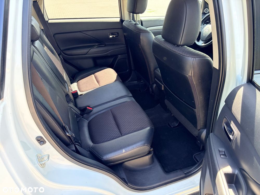 Mitsubishi Outlander 2.0 Instyle + 4WD CVT - 13