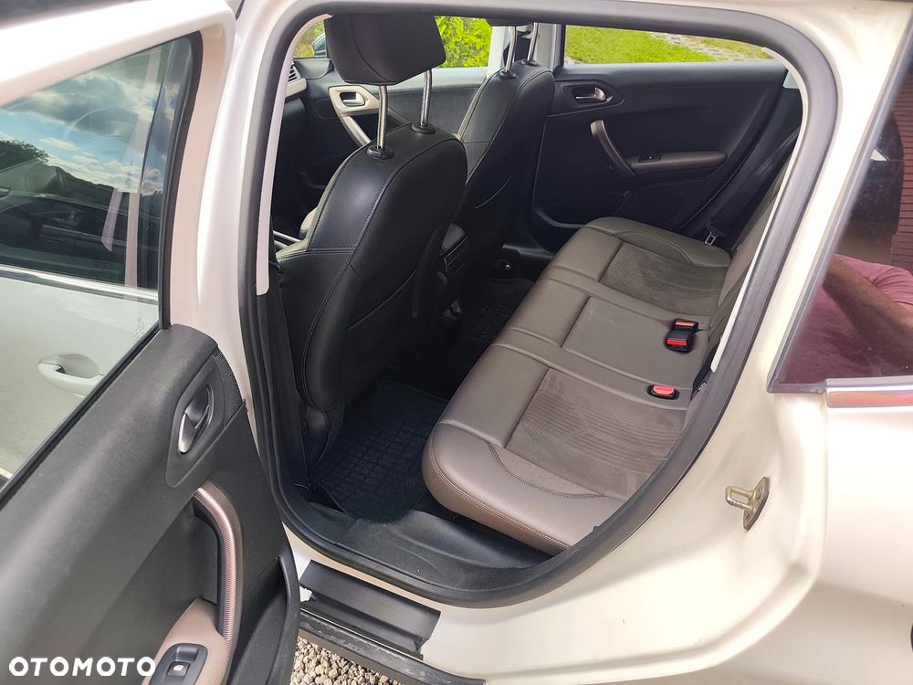Peugeot 2008 1.6 e-HDi Allure S&S - 5