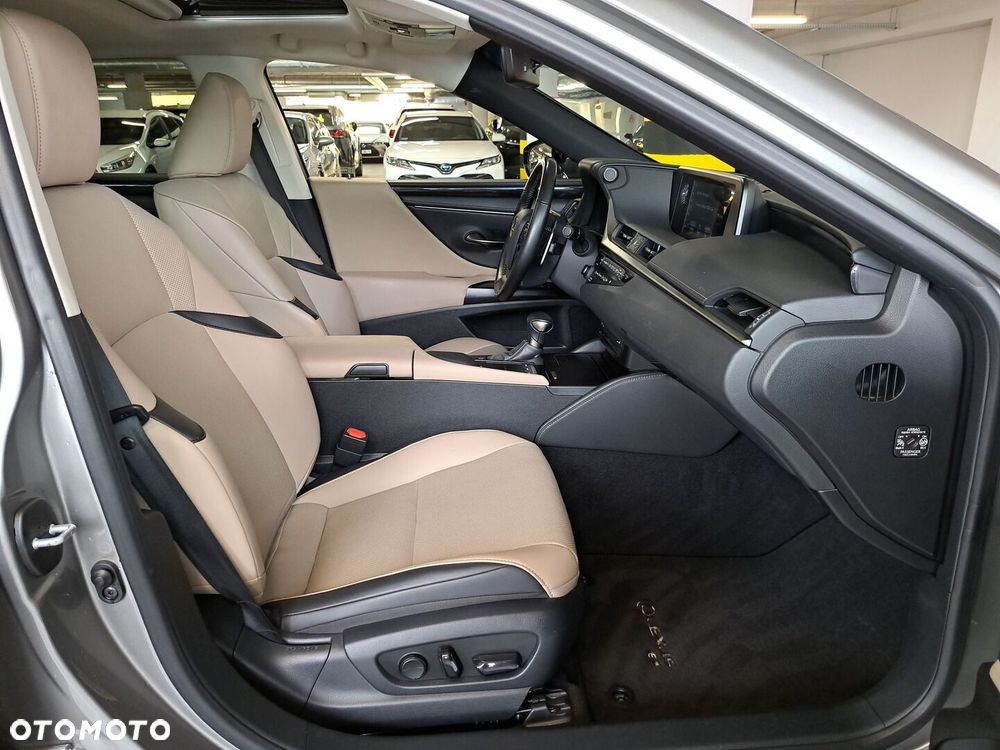 Lexus ES 300h Business Edition - 17