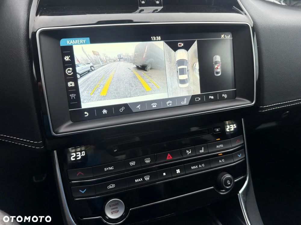 Jaguar XE S - 12