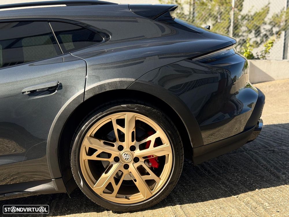 Porsche Taycan Cross Turismo 4S - 22