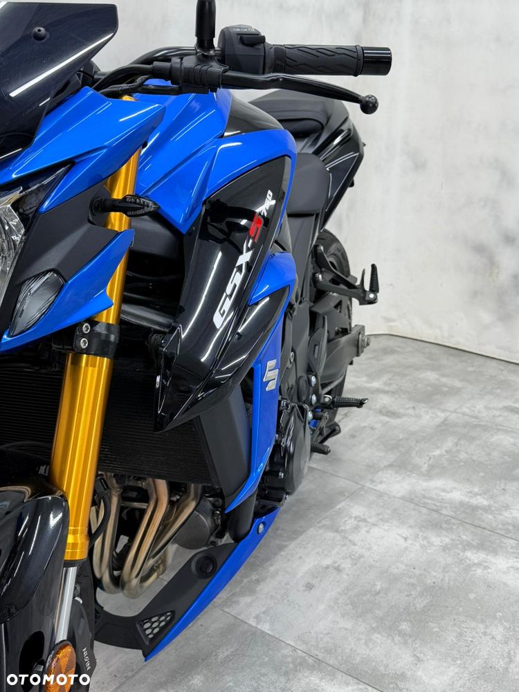 Suzuki GSX - 18