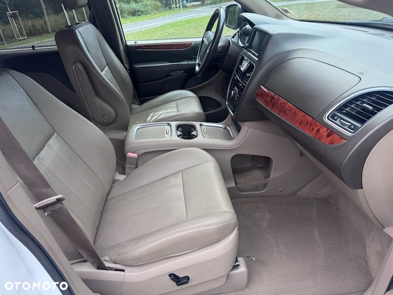 Chrysler Town & Country 3.6 Limited - 21