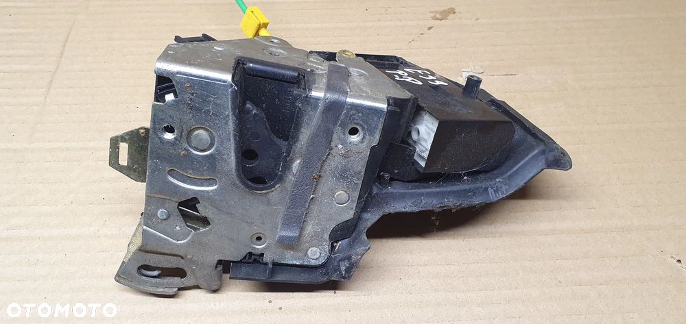 Zamek prawy przód BMW 5 E39 Europa 8352165 - 2