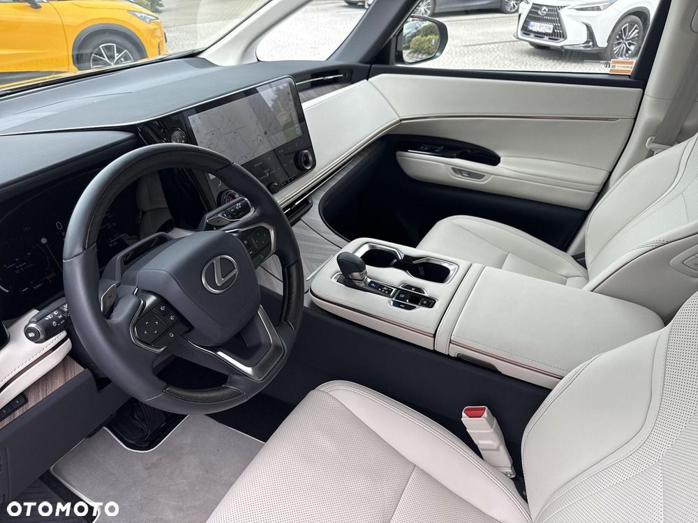Lexus LM - 10