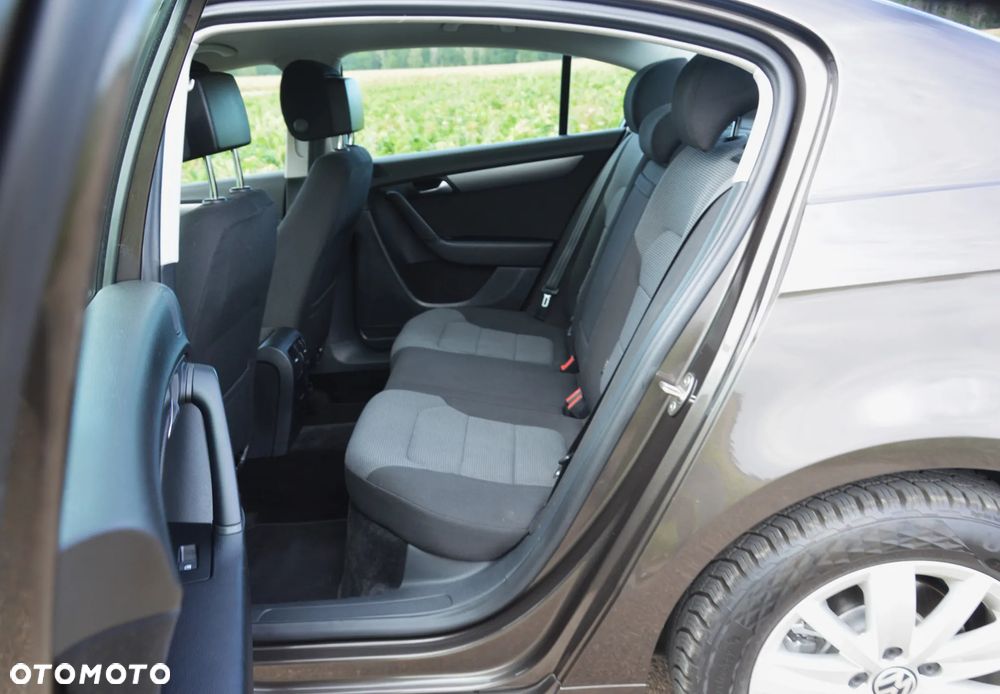 Volkswagen Passat - 36
