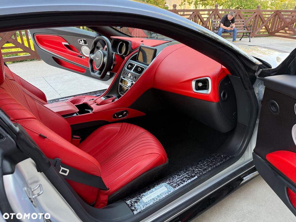 Aston Martin DB11 V12 Coupe - 24