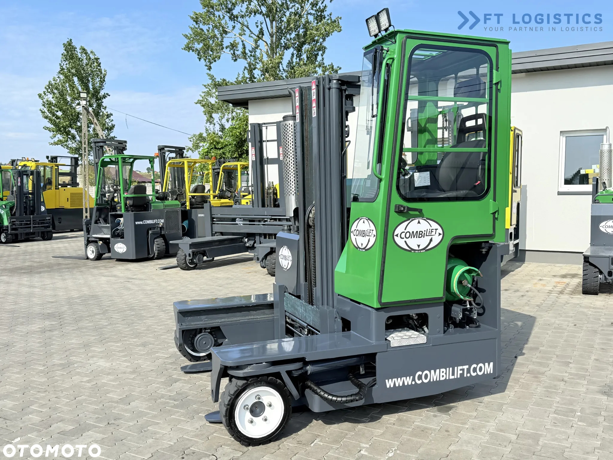 Combilift C2500 / GAS / TRIPLEX 4900MM / WOLNY SKOK /JEDYNE 2446 MOTOGODZIN /  POZYCJONER WIDEŁ / PEŁNA KABINA / STAN IDEALNY / Szeroka oferta wózków czterokierunkowych i bocznych, dopasowanych do różnorodnych potrzeb i zastosowań - 3