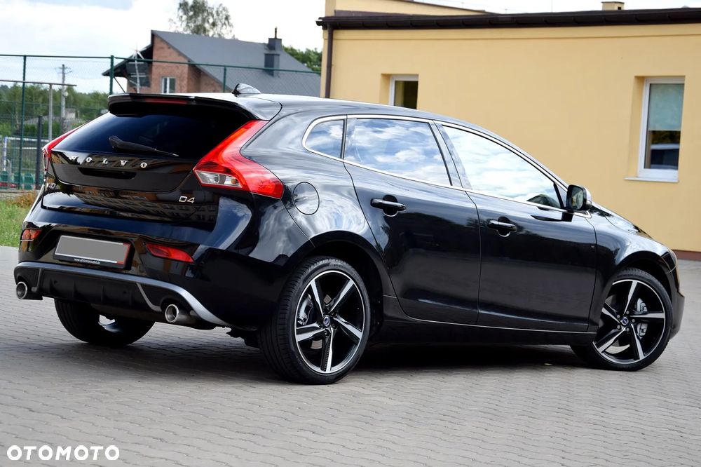 Volvo V40 D4 R Design - 4