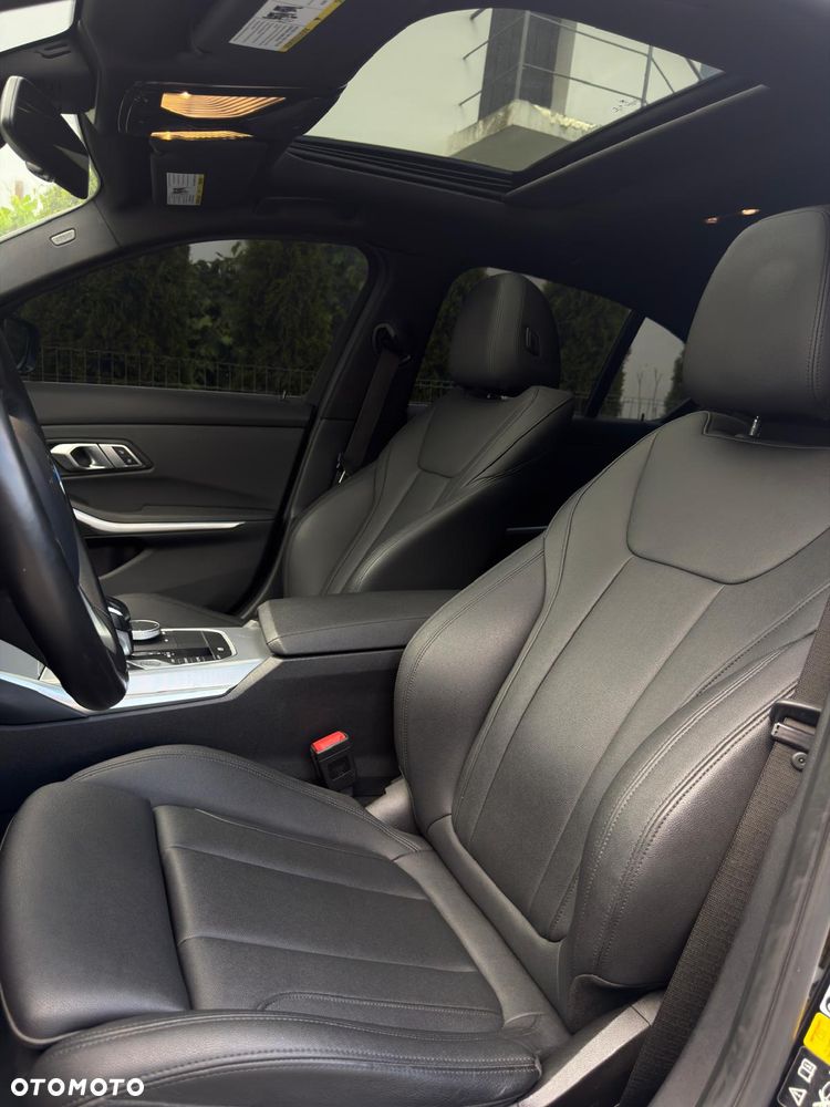 BMW Seria 3 330i xDrive Sport Line - 26