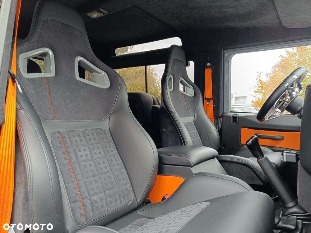 Land Rover Defender - 8