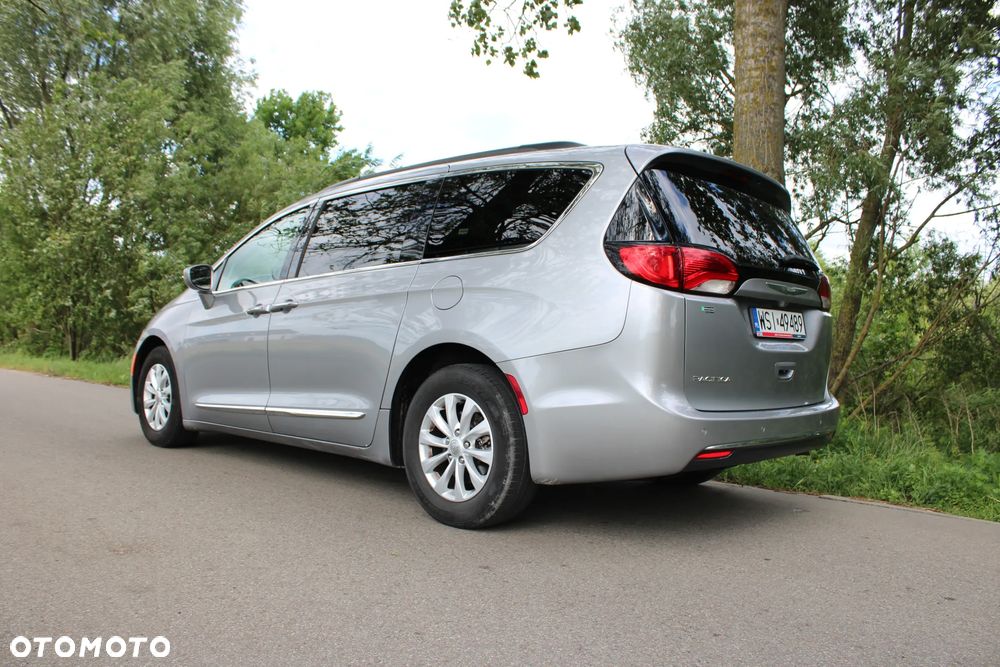 Chrysler Pacifica - 11