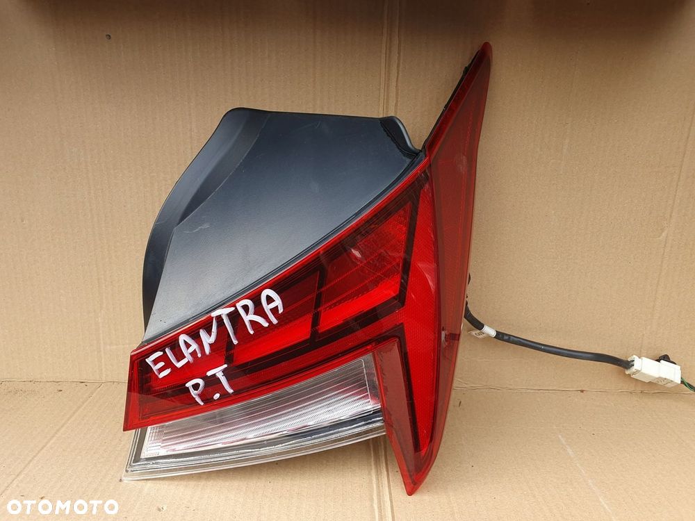 HYUNDAI ELANTRA VII LAMPA TYŁ LEWA TYLNA W BŁOTNIK 92402-AA000 EUROPA - 1