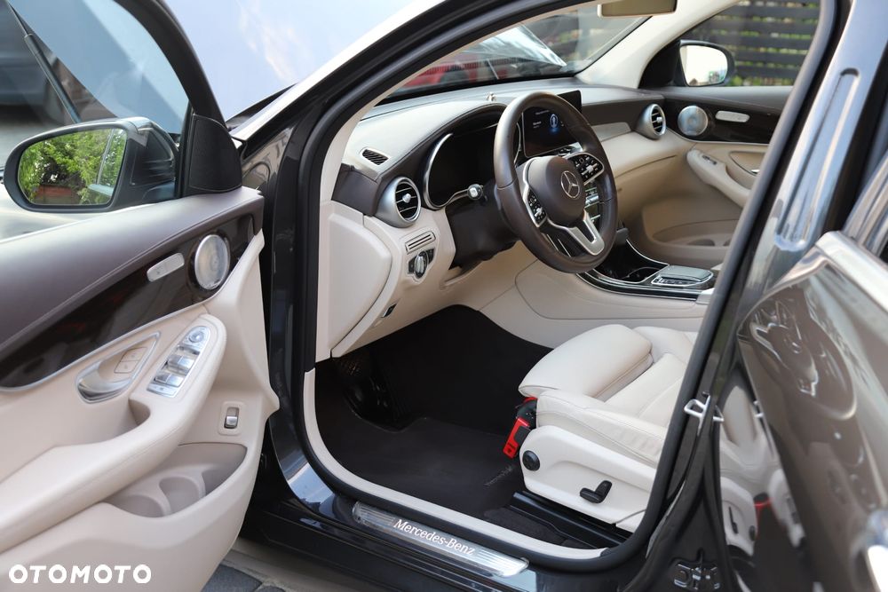 Mercedes-Benz GLC 200 4Matic 9G-TRONIC AMG Line Plus - 28