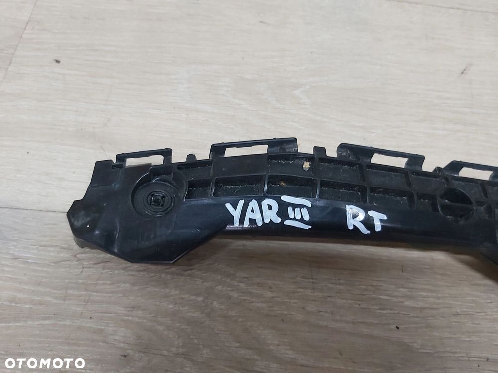 Toyota Yaris III II Lift 18-21r ślizg zderzaka prawy tył 52575-0D460 - 2