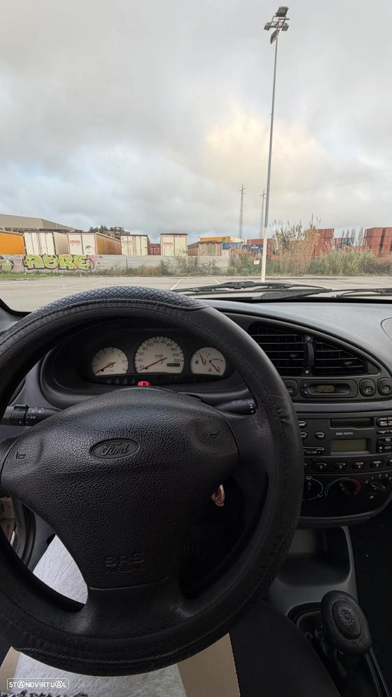 Ford Fiesta 1.4 Ghia - 10