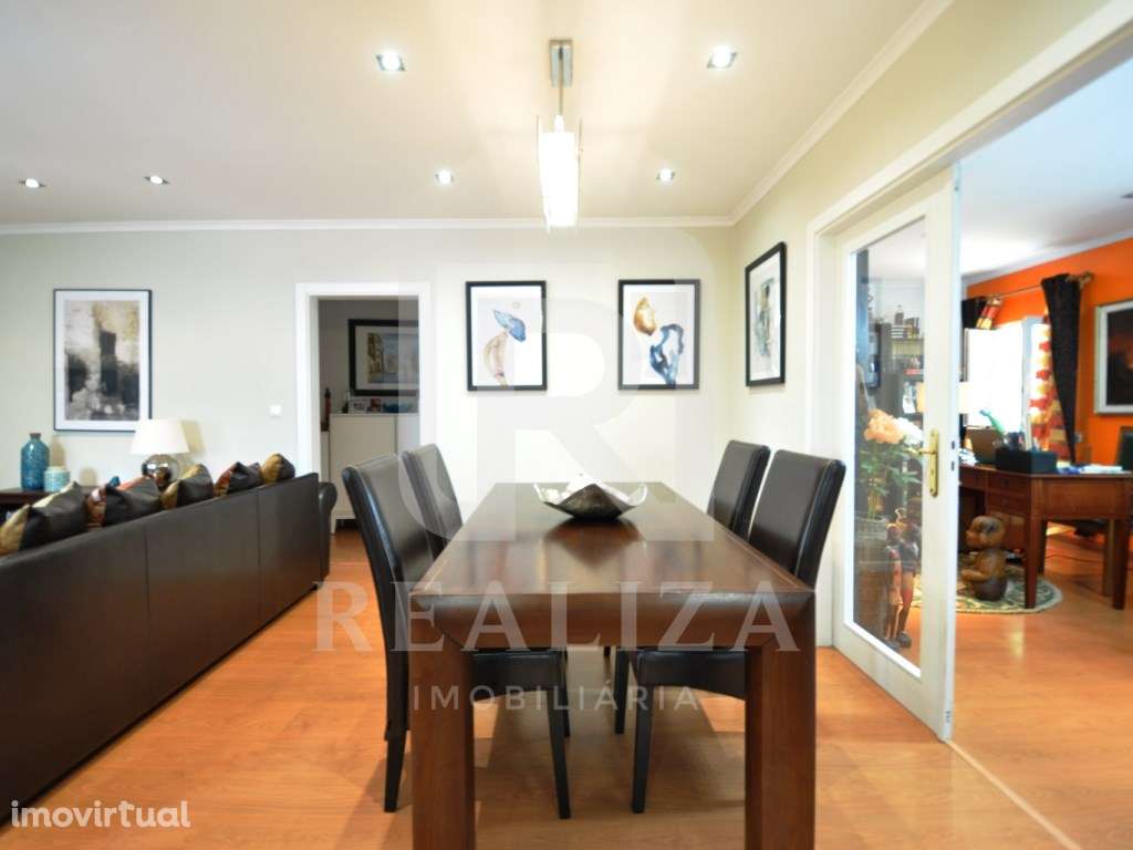 Moradia geminada remodelada T4 em Alapraia - Estoril - Grande imagem: 3/60