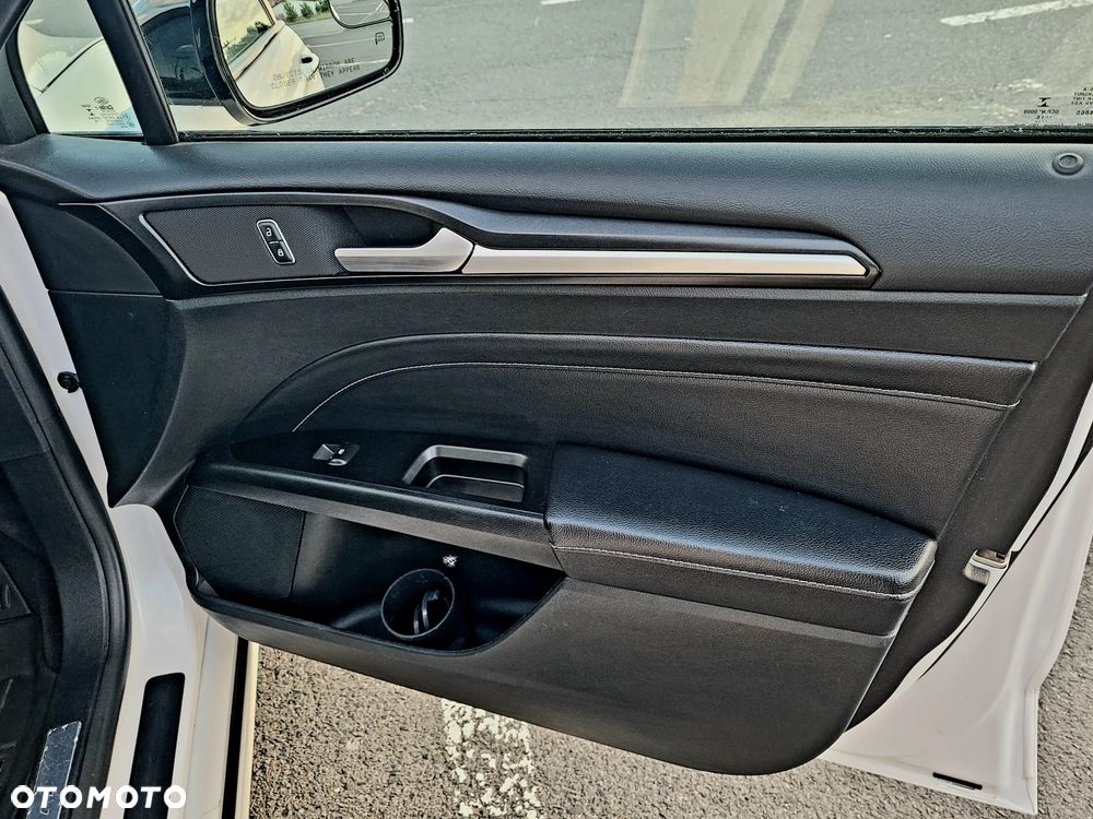 Ford Fusion - 24