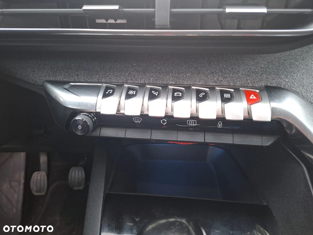 Peugeot 3008 1.2 PureTech Allure S&S - 17