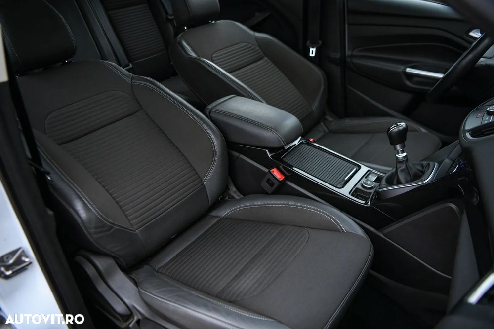 Ford Kuga 1.5 EcoBoost 2x4 Titanium - 16