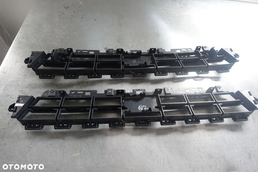 KRATKA ŚRODKOWA ZDERZAKA AUDI Q2 81A - 4