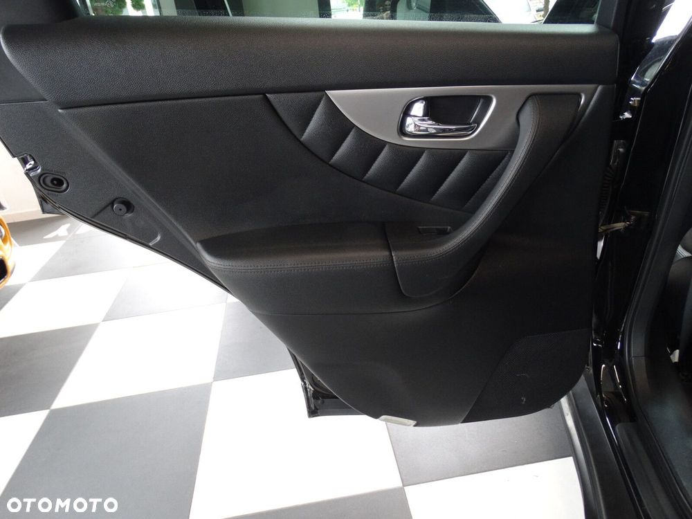 Infiniti QX70 - 9