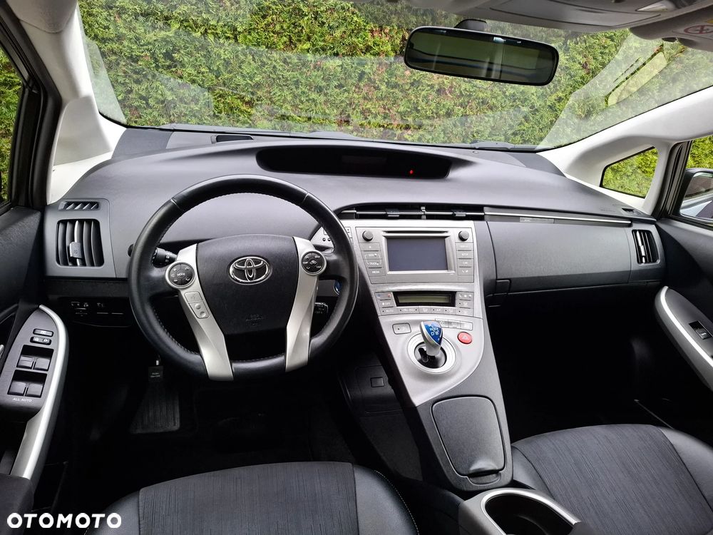 Toyota Prius (Hybrid) Executive - 14