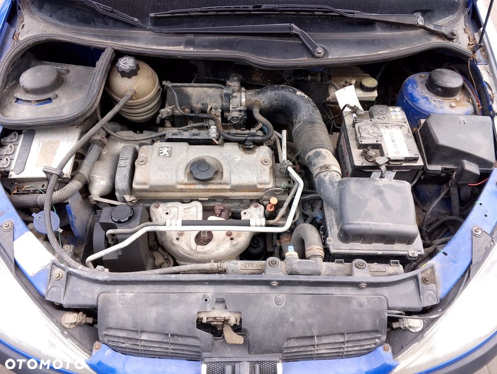 Peugeot 206 I Przed Lift (98-03r.) 1.1B 59KM. Silnik HFX (TU1JP),  HFZ (TU1JP),  10FP6R4102832 Skrzynia 20CP08,  20CP80,  20CF08,  20CFK8,  20CF08,  CP14X60,  CT19X17,  2222S6,  2223HX lakier EGJB.Cały na części. GWARANCJA !!! Przód Tył Zestaw Komplet Drzwi Klapa Zderzak Błotnik Maska Grill Atrapa Szyba Pas Lampa Lusterko Boczki Fotel Kanapa Kokpit Deska Rozdzielcza Przełącznik Włącznik Sterownik Przewody Wiązka Instalacja Moduł Komputer Czujnik Listwa Pompa Alternator Wtryski Głowica Rozrusznik Kompresor Sprzęgło Dwumas Silnik Skrzynia ABS Klimatyzacji Paliwa Wspomagania Kolektor Turbina Przepustnica Zawór Chłodnica Koło Hak Belka Sanki Zawieszenie Mcpherson Półoś Amortyzator Wydech Tłumik Zacisk Most - 8