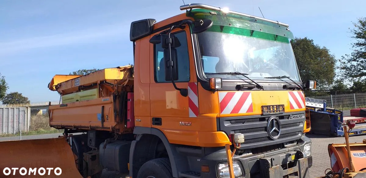 Mercedes-Benz SAMOCHÓD CIĘŻAROWY MERCEDES BENZ 1832 ACTROS - WYWROTKA Z PIASKARKO - SOLARKĄ I PŁUGAMI - 9