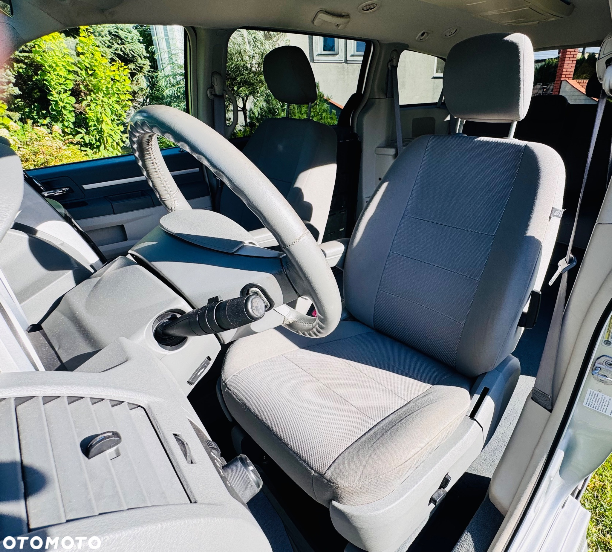 Dodge Caravan - 22