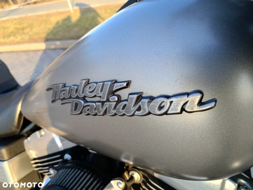 Harley-Davidson Dyna Street Bob - 13