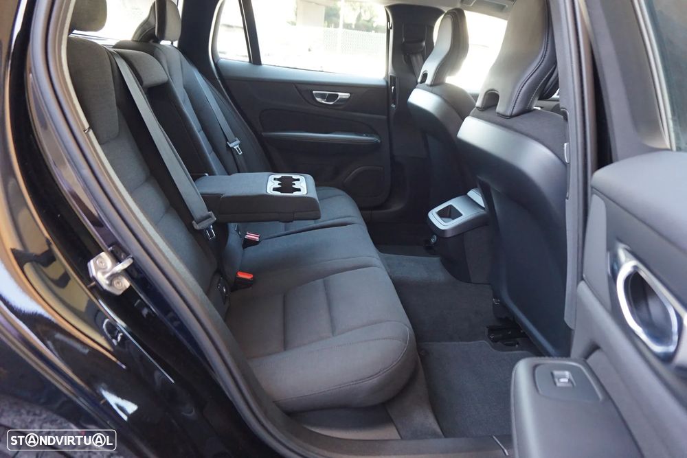 Volvo V60 2.0 B4 Momentum Core Geartronic - 17